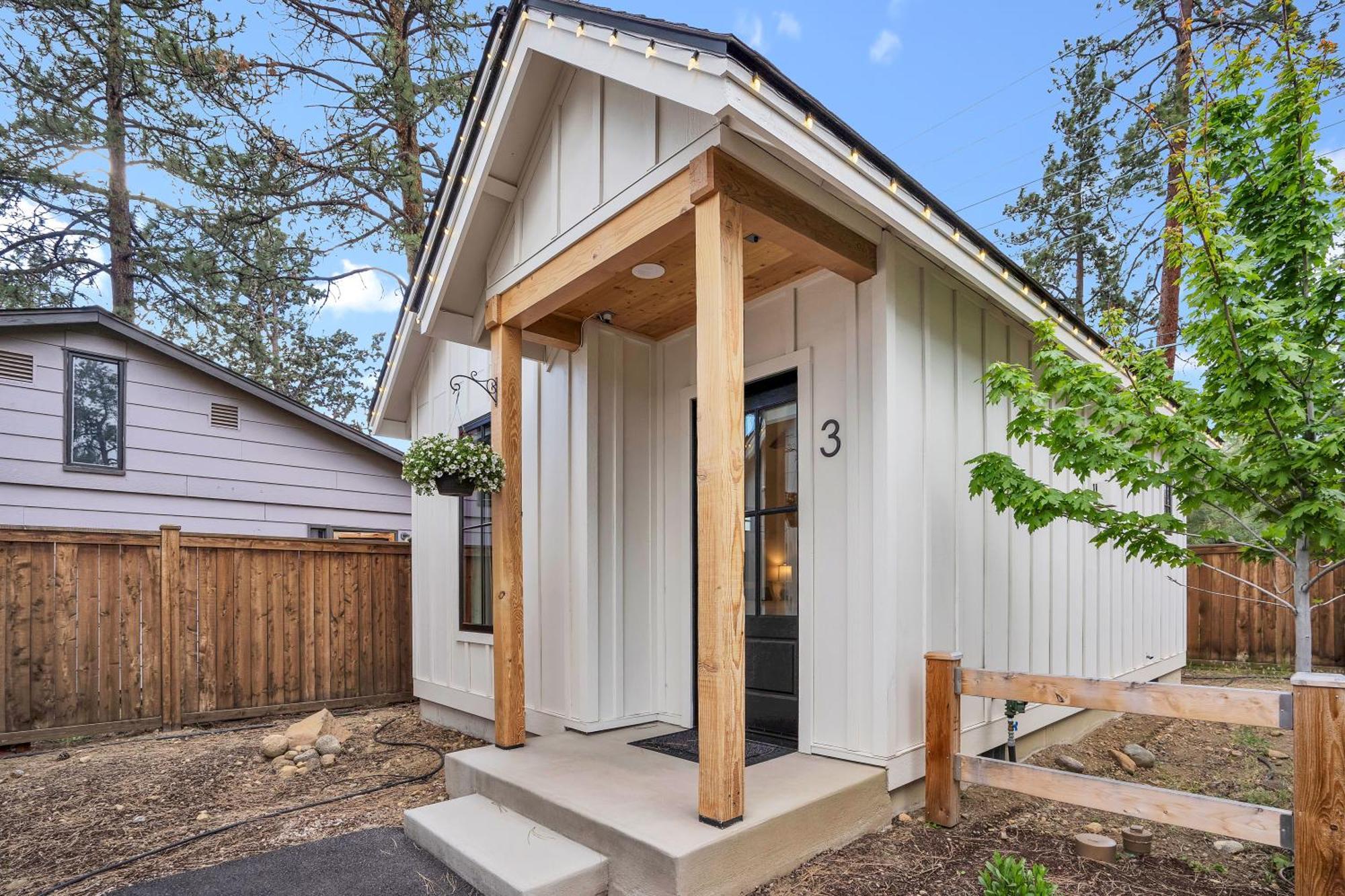 The Scout Boutique Cottages Sisters Exterior photo